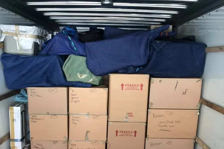 packing & loading in Bay Colony
